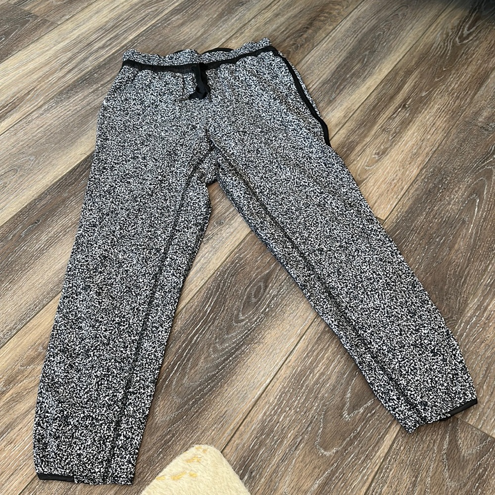 Lululemon Drawstring Joggers — Like New, Size 4